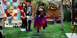 barn som spelar hopscotch-spel på halloween-fest