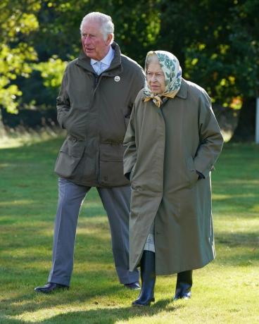 Crathie, Storbritannien 1 oktober drottning Elizabeth II och prins Charles, prins av Wales känd som hertigen av rothesay när du är i Skottland, gå till Balmoral Estates cricketpaviljong för att markera starten på den officiella planteringssäsongen för queens green canopy qgc på Balmoral Estate den 1 oktober 2021 nära Crathie, Skottland qgc är en brittisk platinajubileum initiativ som kommer att skapa ett bestående arv som hyllning till drottningarnas 70 år av tjänst för nationen, genom ett nätverk av träd planterade i hennes namn foto av andrew milligan wpa poolgetty bilder