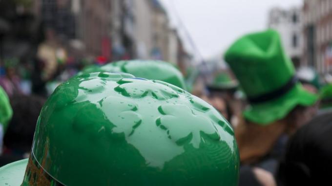 en skara gröna hattar på gatan under St Patrick's Day parad i dublin