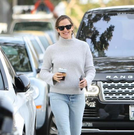 jennifer garner håller återanvändbar kaffekopp i los angeles 26 mars 2019