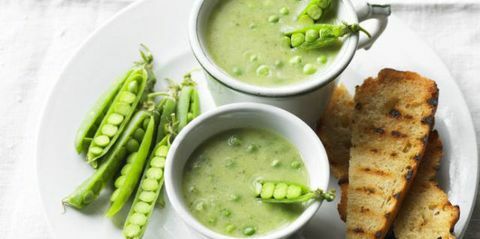 Ärtsoppa med courgette, vitlök och basilika i vit skål med rostat bröd