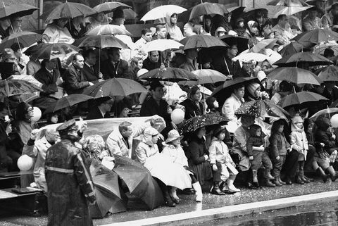 regnig dag vid tacksägelseparaden 1967, trängsel med paraplyer