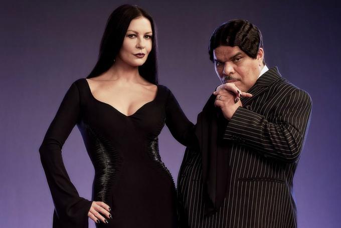 onsdag l till r catherine zeta jones som morticia addams, luis guzmán som gomez addams på onsdag cr matthias clamernetflix © 2022