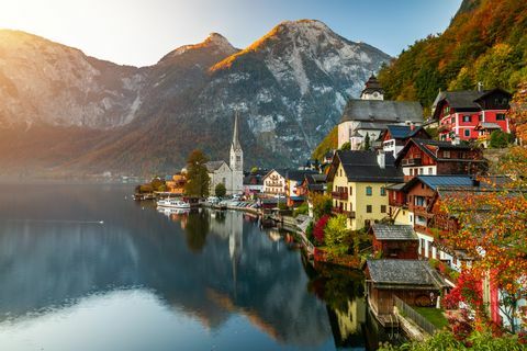 soluppgång utsikt över berömda hallstatt bergsby med hallstatter sjön, Österrike