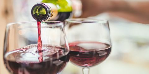 Hälla rött vin i glas