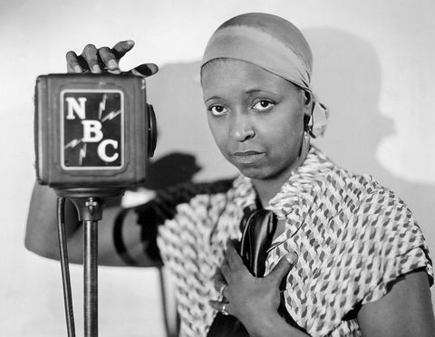 originaltexten ethel waters som radiounderhållare på 1920-talet står hon bredvid nbc mikrofon odaterat fotografi