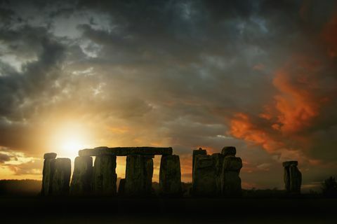 Sol som stiger över Stonehenge, Wiltshire, Storbritannien