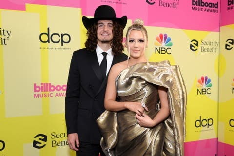 los angeles, california 23 maj l r cade foehner och gabby barrett poserar backstage för 2021 skyltmusik utmärkelser, sänds den 23 maj 2021 på Microsoft Theatre i Los Angeles, Kalifornien Foto av Rich Furygetty Images för DCP