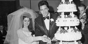 Elvis och Priscilla Presley skär sin bröllopstårta