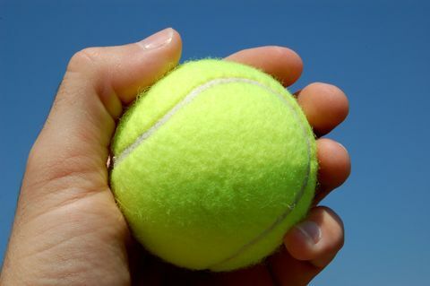 Tennisboll i handslut upp