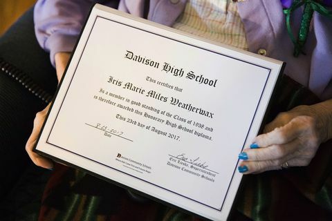 Kvinna sparkade ut från skolan för 1938 graviditet får diplom