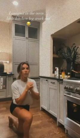 jessie james decker gör ett snabbt träningspass i köket medan hon bakar lasagnrecept från sin kokbok