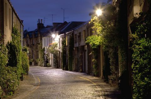 En romantisk utsikt över en gammal gata i Edinburgh, Skottlands huvudstad