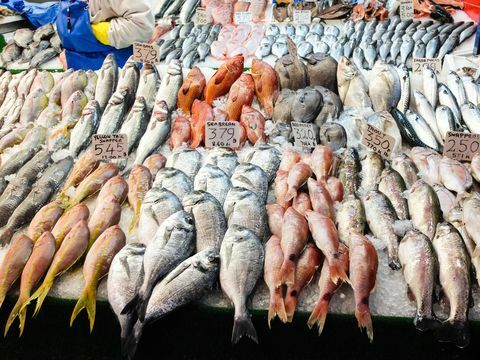Färsk fisk som är till salu på marknaden