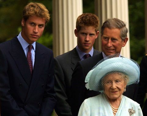 Prins William, prins Harry och prins Charles med drottningsmoden under firandet 2001.