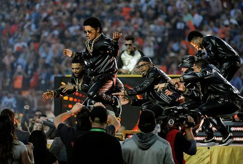 santa clara, ca februari 07 bruno mars uppträder under pepsi super bowl 50 halvtidsshow på levis stadium den 7 februari 2016 i santa clara, kalifornien foto med fokus på sportgetty-bilder