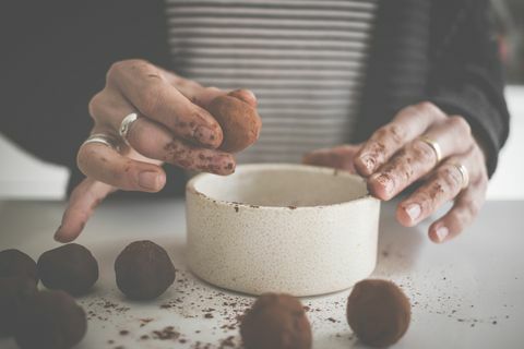 kvinna som gör hemlagad chokladtryffel