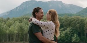 virgin river l till r martin henderson som jack sheridan, alexandra breckenridge som mel monroe i avsnitt 404 av virgin river cr med tillstånd av netflix © 2022