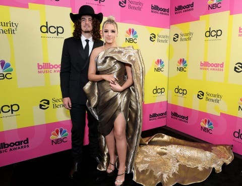 los angeles, california 23 maj l r cade foehner och gabby barrett poserar backstage för 2021 skyltmusik utmärkelser, sänds den 23 maj 2021 på Microsoft Theatre i Los Angeles, Kalifornien Foto av Rich Furygetty Images för DCP