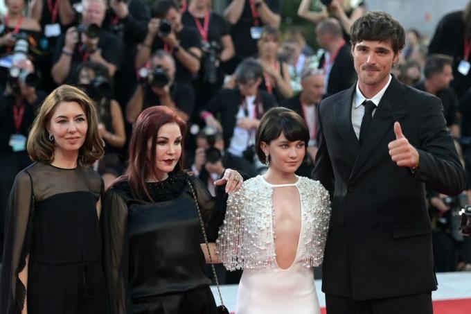 4 september 2023, Italien, venedig regissören Sofia Coppola L r, skådespelerskan Cailee Spaeny, skådespelaren Jacob Elordi och Priscilla Presley anländer till premiär för filmen priscilla på Venedigs internationella filmfestival foto stefanie rexdpa foto av stefanie rexpicture alliance via getty bilder