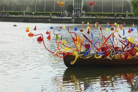 Thames Skiff av Dale Chihuly framför Palm House Royal Botanic Gardens, Kew, Surrey, England, Storbritannien