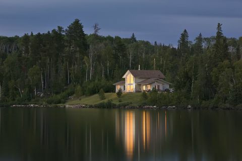 Hus bredvid skog och sjö
