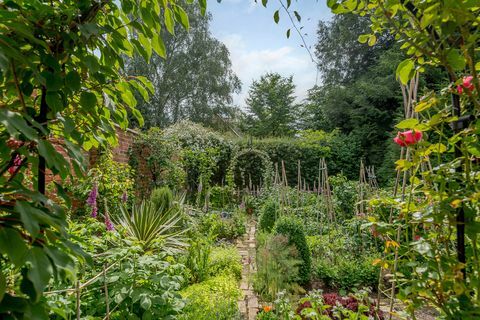 rosa fastighet med en vingård till salu i Suffolk