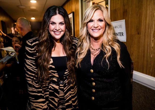 nashville, tennessee 23 augusti l r hillary scott av lady a och trisha yearwood deltar i den 16:e årliga akademin i countrymusik utmärkelser på ryman auditorium den 23 augusti 2023 i nashville, tennessee foto av john shearergetty images för acm