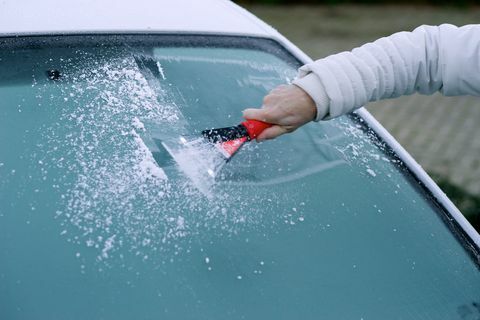 skrapa frost från vindrutan på bilen