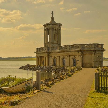 Normanton är en by i grevskapet Rutland, Storbritannien St Matthews Church, byggd i klassisk stil mellan 1826 och 1911, ligger på den östra stranden av Rutlands vatten