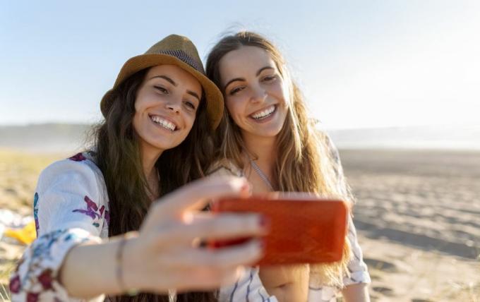 två bästa vänner tar selfie med smartphone på stranden