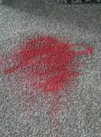 Rengöring av hack visar hur man tar bort läppstiftfläckar från mattan