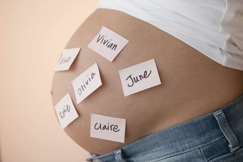 baby namn fastnat på kvinnans gravida mage - närbild