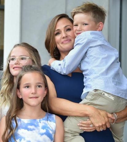 skådespelerskan jennifer garner poserar med sina barn violett affleck, seraphina rose elizabeth affleck och samuel garner affleck på hennes stjärna on the hollywood walk of fame, 20 augusti 2018 i hollywood, kalifornien garner, som fick den 2 641:a stjärnan i filmen kategori, stjärnor i den snart släppta filmen pepparmynta foto av robyn beck afp foto kredit bör läsa robyn beckafp via getty bilder