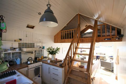 Hut 78 Mudeford Spit Christchurch Dorset - mezzanine - Denisons