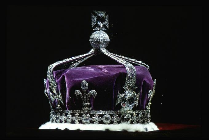 Här är vad som händer med alla drottningens kronor, tiaror och ovärderliga juveler