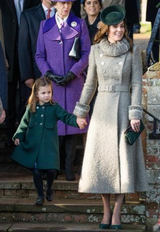 prinsessa charlotte curtsy drottning elizabeth The Royal Family Attend Church på juldagen