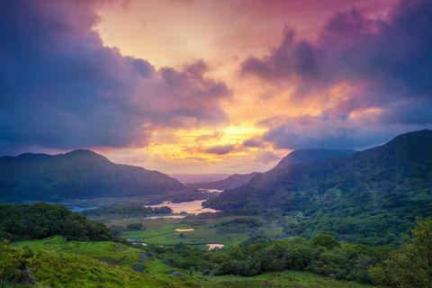 Damer beskådar av berg längs N71-delen av ringen av Kerry, i den Killarney nationalparken, Irland