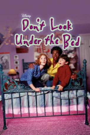 en filmaffisch för filmen ser inte under sängen som visar tre rädda barn med rädda blickar i ansikten som griper i en blå järnbädd