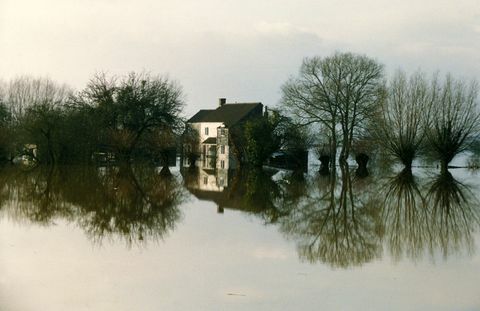 Översvämmad hus på landsbygden