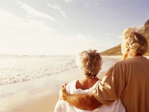 Äldre par på stranden