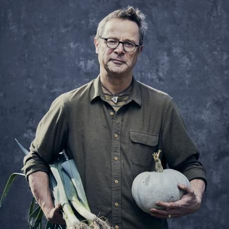 hugh fearnley whittingstall fotograferad av aluncallender för cluk i river cottage garden