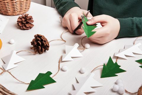 DIY christmas heminredning från naturmaterial händer gör krans av pappersträd, garn och kottar