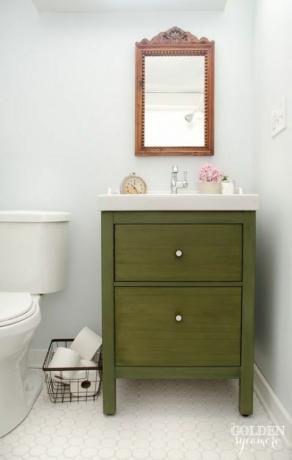 pOm ditt badrum har en piedestal-handfat (läs: noll förvaring) släng det för en a href" http: www.housebeautiful.comlifestyleorganizing-tipsg2784ikea-bathroom-hacks? slide4" target" _blank" IKEA vanitya istället. Den här har två olika djupa lådor och – tack vare ett lager grön färg – ser helt unik ut.ppem data-redactor-tag" em" a href" http: www.thegoldensycamore.com201408ikea-bathroom-vanity-update.html" target" _blank" Se mer på The Golden Sycamore »aemp