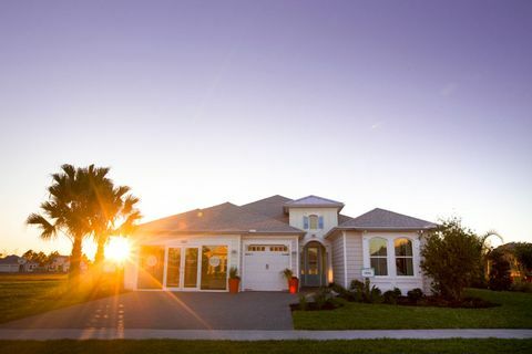 DAYTONA BEACH, FL - MARS 2: Solnedgång bakom Aruba-modellhemmet