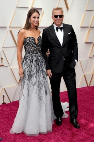 kevin costner och hans fru på 94:e Oscarsgalan