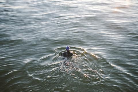Kvinnlig simmare för öppet vatten i havet