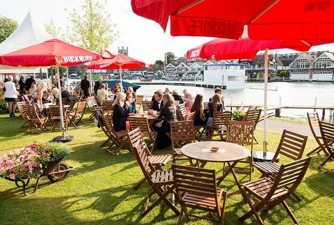 festivalbesökare anländer dag 1 av Henley-festivalen