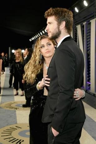 Miley Cyrus och Liam Hemsworth Show PDA på Vanity Fair Oscars After Party 2019 Red Carpet