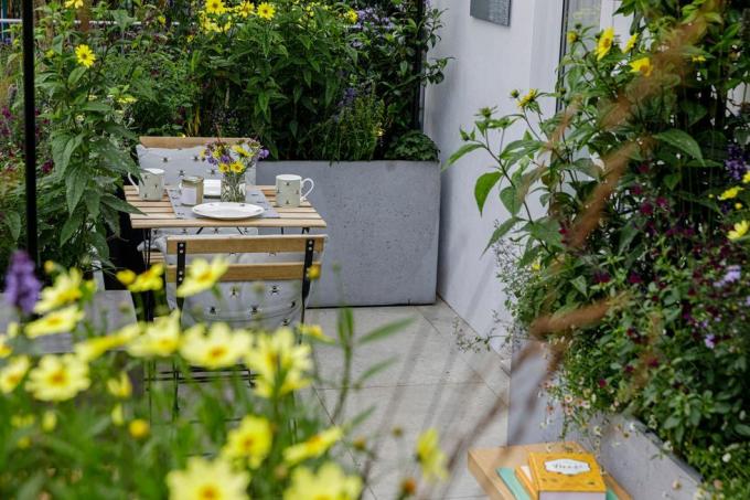 den landformade balkongträdgården designad av nicola hale på rhs chelsea flower show 2021